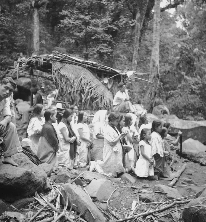 [1934] Penitentianas at Mass, Kinabuhayan Spring, Dolores, Tayabas. Panatomic 6x6.