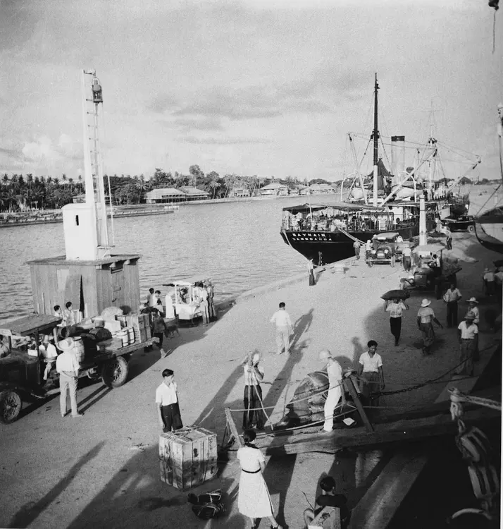 August 28, 1933. Zamboanga. Wharf and Army Barracks. f.5.6 1/100 G.