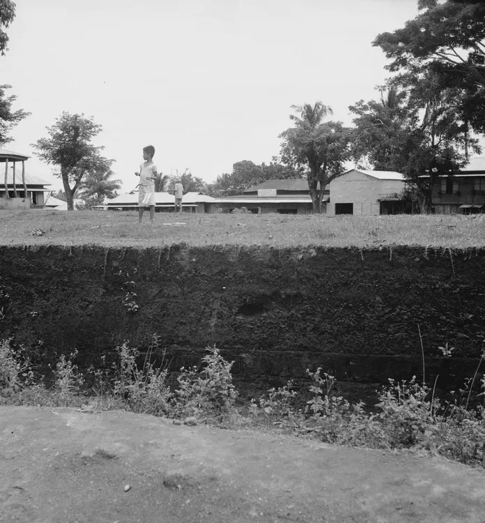 Mendez Nuenez [Mendez-Nñez] & Tagaytay Ridge, Cavite & Batangas. Aug. 18 '34. Fossil soil below Mendez [Mendez-Nñez] Plaza. 11 1/100. Panatomic 6 x 6.