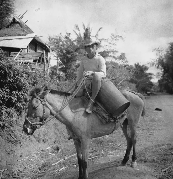 San Nicolas Road, Taal--Lake, Batangas [province]. Jan. 6, '34. Water carrier. San Nicolas road, linseed oil cans.