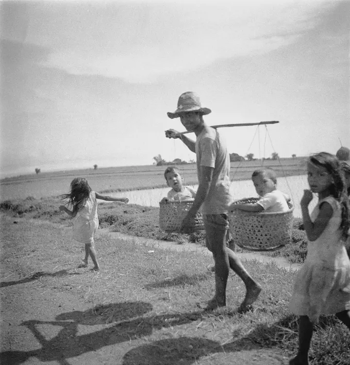 [1932-33] man carrying children in baskets, Morong, Cainta, Rizal [province]