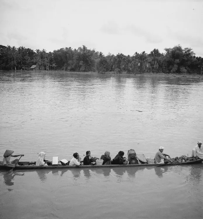 September 11, 1933. Dulauan [Datu Piang] - Libungan, Cotabato Prov. [Maguindanao province] Loaded banca. f.5.6 1/300