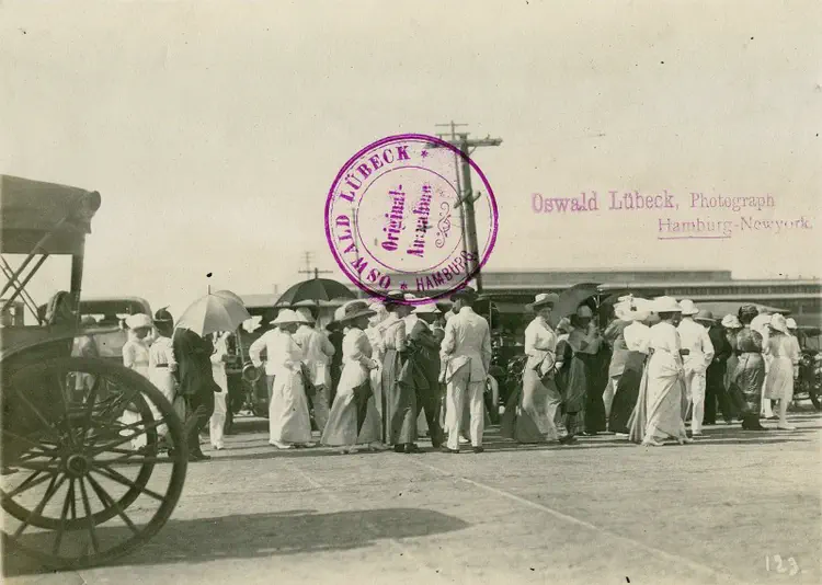 Tourist group after the arrival of a Hapag ocean-going passenger steamer in front of the hall of Pier 5 before their departure by passenger vehicles.