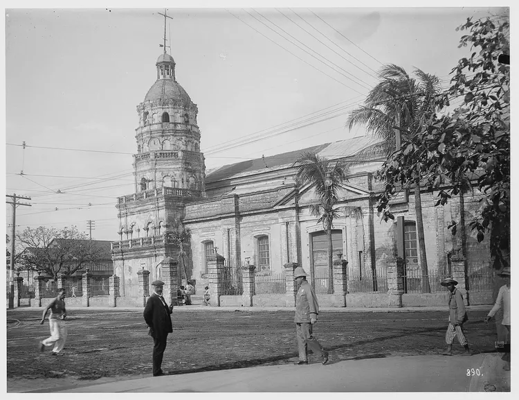 Street scene in front of Quiapo Church.