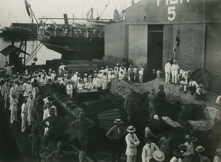 Tourists and locals at Pier 5 before embarking at the port of Manila, 1910.