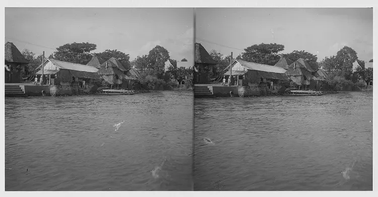 Houses on Pasig R. near Manila.
